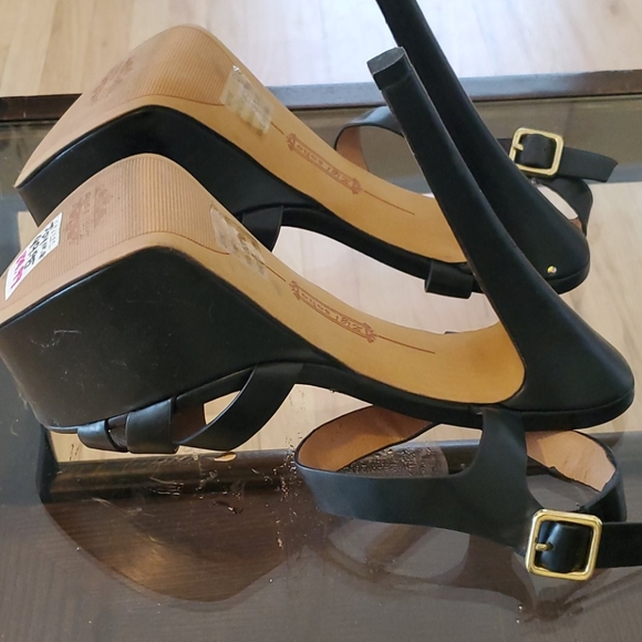 Sexy, black sandals. Your freak 'em shoes to - Picture 5 of 6